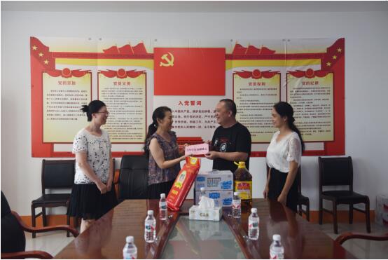 自治區(qū)工程咨詢(xún)中心黨支部開(kāi)展“七一” 走訪(fǎng)慰問(wèn)生活困難黨員活動(dòng)